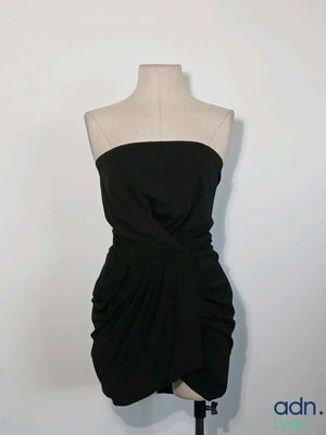 robe noire sans bretelles sur un mannequin, mannequin, mannequin, mannequin, mannequin, mannequin, mannequin, mannequin, manne
