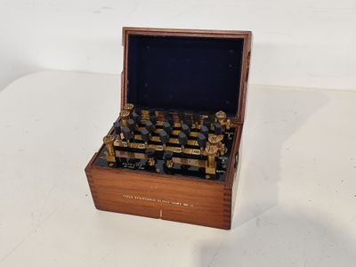une boîte en bois contenant une machine à écrire