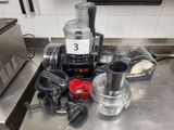 un mixeur posé sur un plan de travail de cuisine, sur lequel figure un numéro
