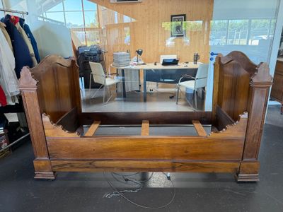 un lit en bois avec un miroir au milieu