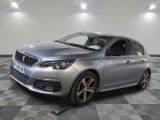 la voiture argentée est garée sur un sol en damier dans le garage