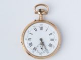 une montre de poche en or avec des chiffres romains