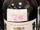 de nombreuses bouteilles de vin sur une étagère dans un magasin