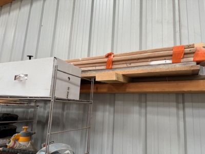 une étagère sur laquelle se trouve un tas de bois