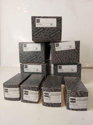 six boîtes de savon empilées les unes sur les autres sur un comptoir