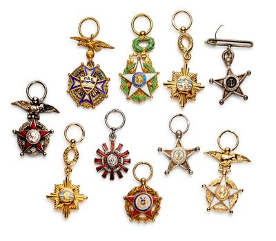 de nombreux modèles de porte-clés sur fond blanc