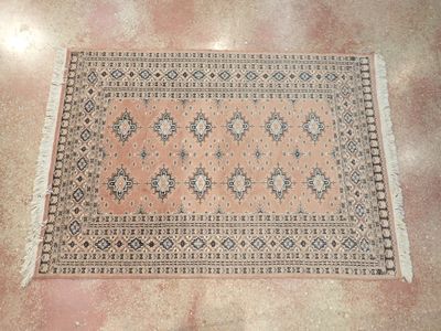 un vieux tapis posé au milieu de la pièce