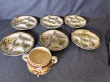 neuf assiettes et une tasse posées sur une table