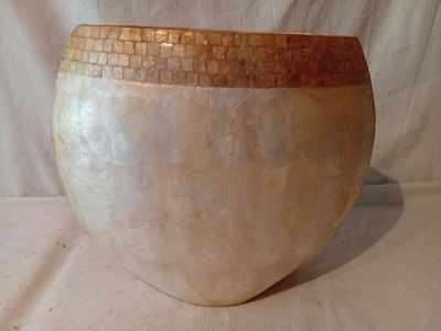 un vase posé sur un tissu blanc