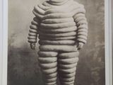 une vieille photo d'un homme déguisé en gros bonhomme