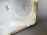 un vase blanc bordé de brun posé sur une table