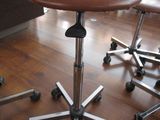 quatre chaises et une table posées à même le sol dans une pièce