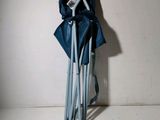 un parapluie bleu accroché au mur