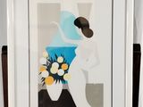 une photo d'une photo représentant une femme tenant un vase de fleurs