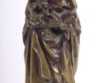 statue d'une femme tenant un bébé dans ses bras sur fond blanc