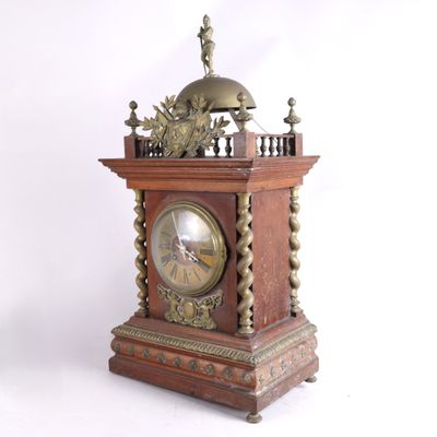 une horloge posée sur une table