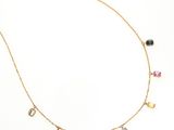 gros plan d'un collier sur une surface blanche