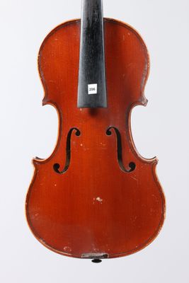 un vieux violon avec un archet sur fond blanc
