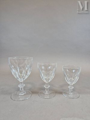 trois verres à vin vides posés les uns à côté des autres sur une table