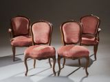 quatre chaises avec un revêtement rose, un revêtement rose, un revêtement rose, un revêtement rose, un revêtement rose, un revêtement rose, un revêtement rose, un revêtement rose