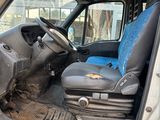 une photo de l'intérieur d'un camion dont la porte est ouverte