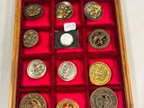 une boîte en bois contenant beaucoup de pièces de monnaie