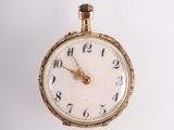 une montre de poche en or avec des chiffres romains sur le cadran