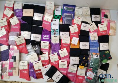 de nombreuses paires de chaussettes posées sur une table