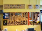 un établi sur lequel sont posés de nombreux outils, dans la pièce
