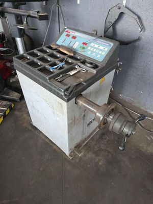 une machine qui se trouve dans un garage avec des outils