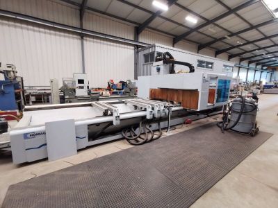 une grande machine installée à l'intérieur d'un bâtiment