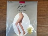 une photo d'un paquet de collants opaques posé sur une table en bois