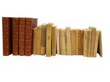 un groupe de livres posés les uns à côté des autres sur une étagère