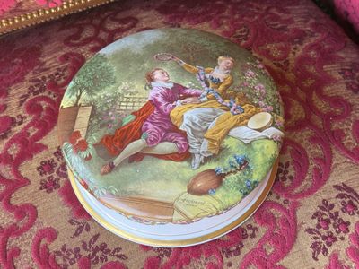 une photo d'une boîte décorative ornée d'une peinture