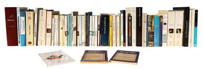 un grand nombre de livres qui se trouvent ensemble sur une étagère