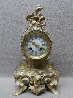 Pendule en bronze doré, à décor rocaille - Style Louis XV - …