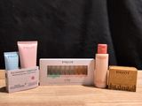 une table en bois sur laquelle sont disposés de nombreux produits de beauté de toutes sortes