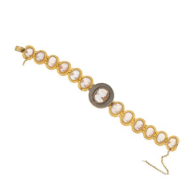 un bracelet en or et perles orné d'une image représentant une femme