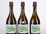 trois bouteilles de vin posées l'une à côté de l'autre sur une table
