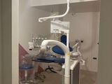 une photo d'un fauteuil de dentiste dans une pièce