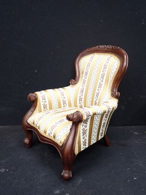 une chaise posée sur une surface noire