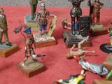 de nombreuses figurines posées sur une table rouge
