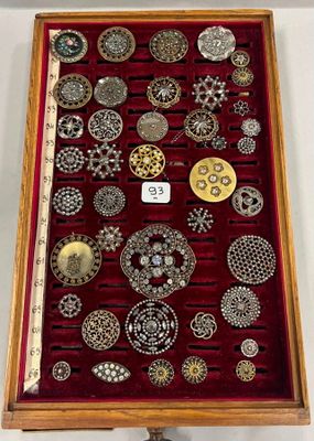 une vitrine contenant de nombreux types de boutons différents