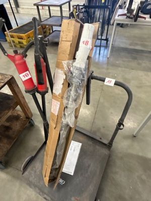 1 roule fût avec pompe hydraulique pour fut d'huile de 200L …