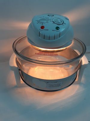 un four à micro-ondes sur lequel est posé un saladier en verre