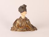 une image représentant une statue d'une femme assise sur une surface blanche