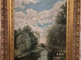 un tableau représentant une rivière, des arbres et des nuages, dans un cadre doré