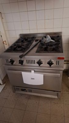 un poêle en argent au milieu d'une cuisine carrelée