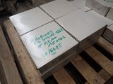 de nombreuses caisses de denrées alimentaires posées sur une palette dans un entrepôt