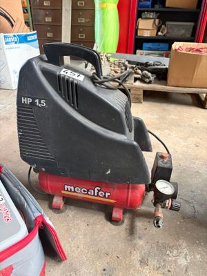 une photo d'un compresseur d'air portable dans un garage